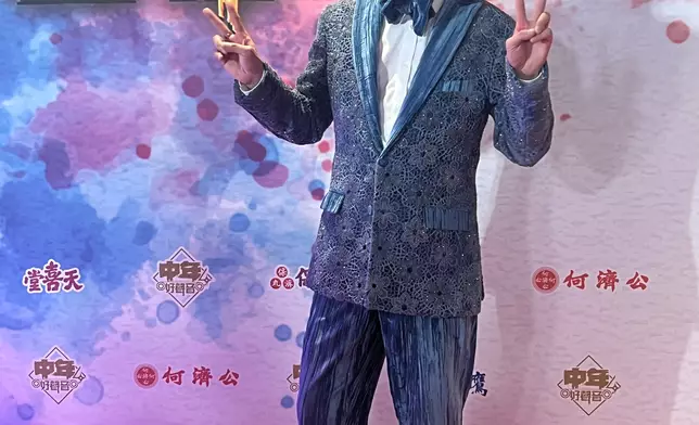 張與辰染藍髮配藍色西裝化身「藍色王子」現身。巴士的報記者攝