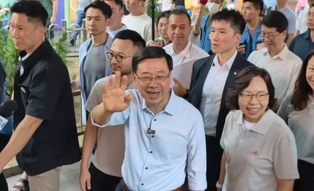 李家超先到元盛樓逗留約20分鐘，之後落樓與其他街坊傾談。巴士的報記者攝