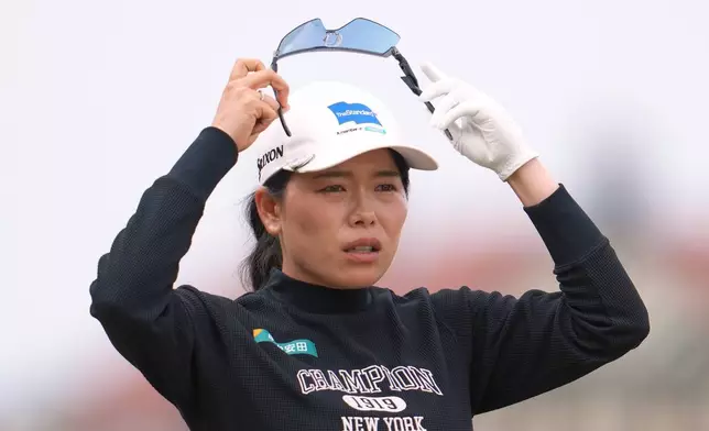 日本球手勝南在英格蘭萊瑟姆聖安妮舉行的女子高爾夫英國公開賽第四輪賽事中，步上第三洞球道。攝於2026年8月2日周日。(美聯社圖片/Jon Super) AP圖片