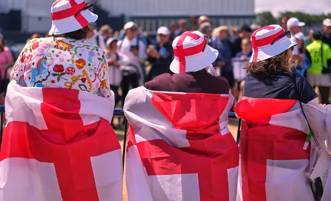 2026年8月1日周六，觀眾披著英格蘭國旗，在英格蘭萊瑟姆聖安妮觀看英國女子高爾夫公開賽第三輪賽事。(美聯社圖片/Jon Super) AP圖片
