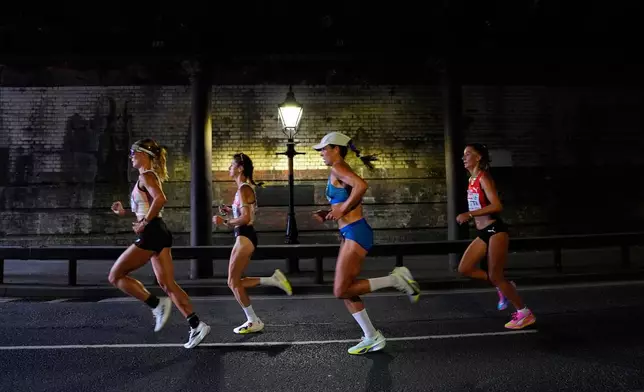 2026年8月16日周日，運動員在英格蘭伯明翰舉行的歐洲田徑錦標賽女子馬拉松比賽中競逐。(美聯社圖片/Petr David Josek/Pool) AP圖片