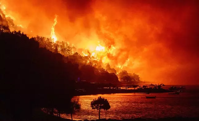 2026年8月14日周五清晨，一場野火逼近克羅地亞南部奧米什附近亞得里亞海沿岸的一個海灘。(美聯社圖片/Tom Dubravec) AP圖片