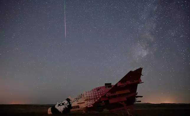 2026年8月13日周四，以色列內蓋夫沙漠，流星劃過一架用於訓練的損毀飛機上空。(美聯社圖片/Ohad Zwigenberg) AP圖片