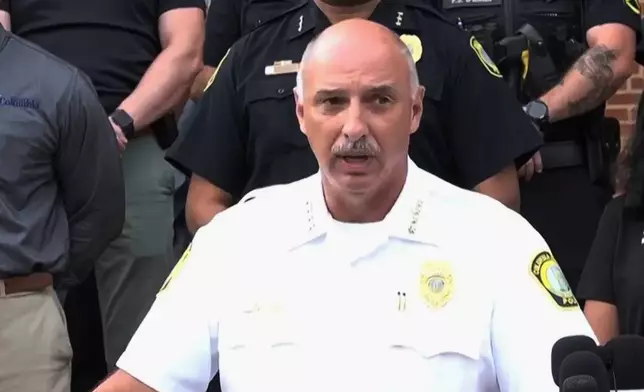 這是WLTX News19提供的影片截圖，顯示哥倫比亞警長霍爾布魯克周六（2026年8月29日）在南卡羅來納州哥倫比亞舉行新聞發布會，講述一宗槍擊事件，事件導致該部門一名警員死亡，至少另一名警員受傷。(美聯社圖片/WLTX) AP圖片