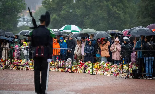 2026年8月28日周五，哀悼者在大雨中聚集，觀看哈拉爾五世國王的遺體運抵挪威奧斯陸王宮。(美聯社圖片/Heiko Junge/NTB) AP圖片