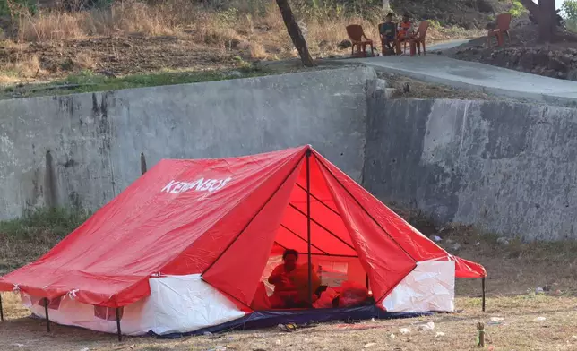 一名婦女在印尼東努沙登加拉省雷奧克，因擔心地震餘震而坐在帳篷內。攝於2026年8月16日周日。(美聯社圖片/Aquila Handayani Abbas) AP圖片