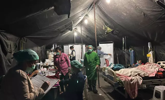 病人因擔心地震餘震，在印尼東努沙登加拉省魯滕一間醫院外的臨時帳篷接受治療。攝於2026年8月16日周日。(美聯社圖片/Firdia Lisnawati) AP圖片
