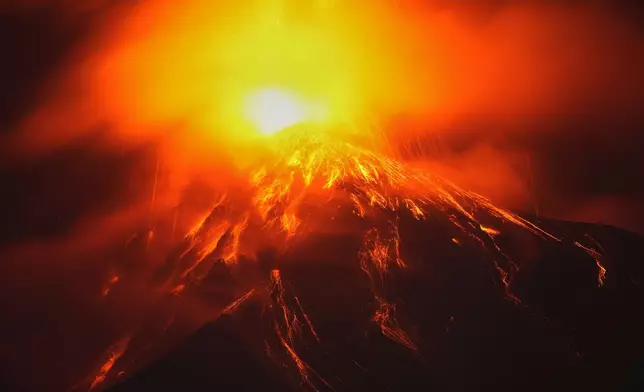 2026年8月4日周二，從危地馬拉聖胡安阿洛特南戈可見，富埃戈火山火山口流出熔岩。 (美聯社圖片/Moises Castillo) AP圖片