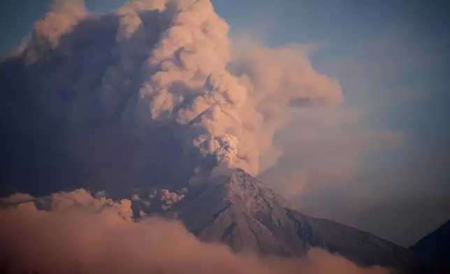 檔案圖片：2025年3月10日，從危地馬拉帕林可見，富埃戈火山噴出火山灰雲。 (美聯社圖片/Moises Castillo) AP圖片
