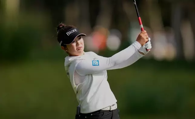 日本球手山下美夢有，周四（2026年8月27日）在麻省諾頓舉行的LPGA FM錦標賽高爾夫球賽首輪，於第六洞開球。（美聯社圖片/Charles Krupa） AP圖片
