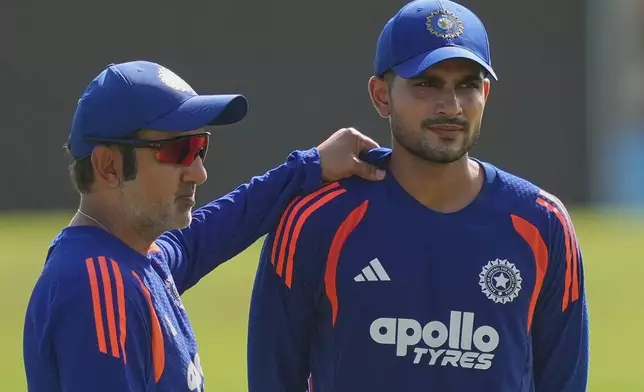 印度教練甘比爾（Gautam Gambhir）（左）與隊長吉爾，在2026年8月14日周五，於斯里蘭卡加勒的首場板球測試賽前一天，在練習期間交談。(美聯社圖片/Eranga Jayawardena) AP圖片