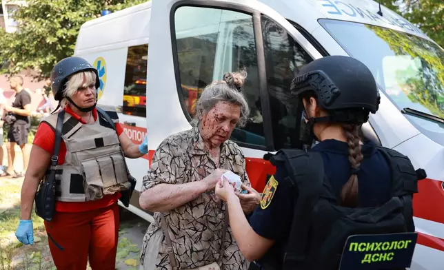 2026年8月10日周一，烏克蘭扎波羅熱，醫護人員為一名遭俄羅斯空投導彈襲擊後受傷的女子提供急救。(美聯社圖片/Kateryna Klochko) AP圖片