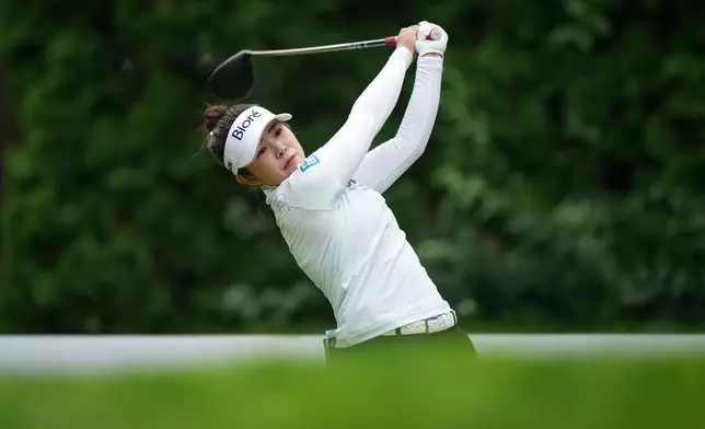 日本球手山下美夢有，周六在愛民頓舉行的LPGA女子公開賽第三輪賽事中，於第四洞開球。 (Darryl Dyck/The Canadian Press via AP) AP圖片