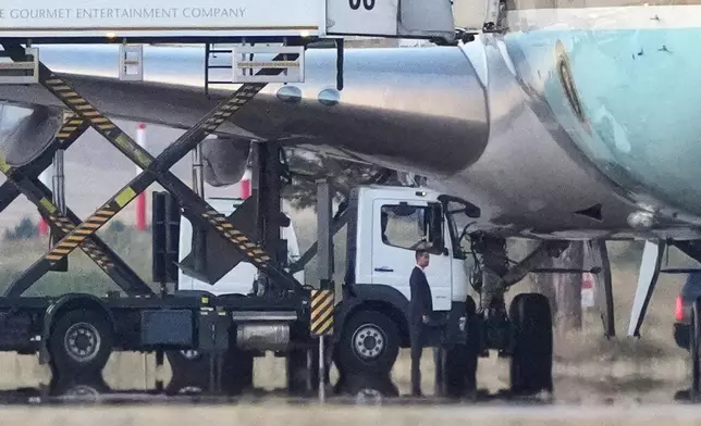 2026年7月8日周三，美國總統特朗普的車隊抵達土耳其安卡拉國際機場，準備在北約峰會後離開。圖為停機坪上，餐飲車停泊在空軍一號旁。(美聯社圖片/Alex Brandon) AP圖片