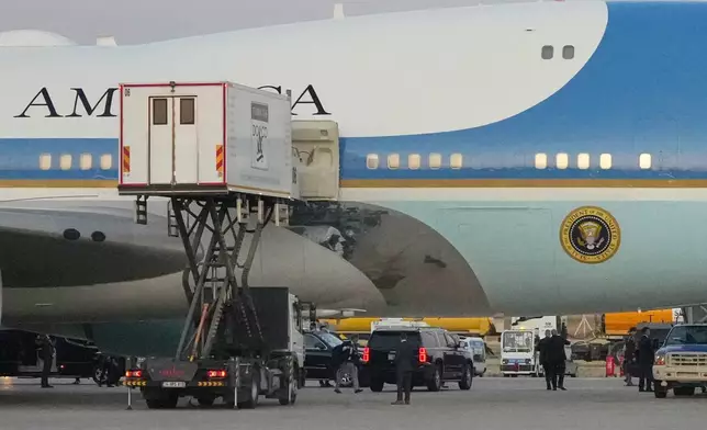 2026年7月8日周三，美國總統特朗普的車隊抵達土耳其安卡拉國際機場，準備在北約峰會後離開。圖為停機坪上，一輛餐飲車停泊在空軍一號旁。(美聯社圖片/Alex Brandon) AP圖片
