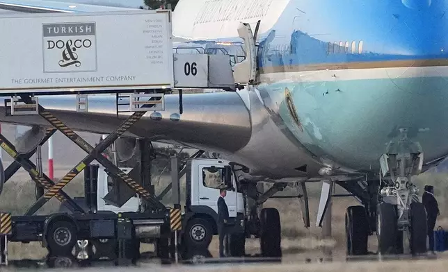 2026年7月8日周三，美國總統特朗普的車隊抵達土耳其安卡拉國際機場，準備在北約峰會後離開。空軍一號停機坪上停泊著餐飲車。(美聯社圖片/Alex Brandon) AP圖片
