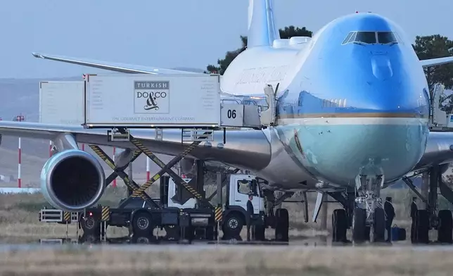 2026年7月8日周三，美國總統特朗普的車隊抵達土耳其安卡拉國際機場，準備在北約峰會後離開。空軍一號停機坪上停泊著餐飲車。(美聯社圖片/Alex Brandon) AP圖片