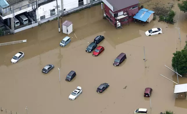 周五（2026年8月14日），日本千葉縣大網白里市，航拍照片顯示暴雨過後汽車被淹沒。(Kota Endo/共同社圖片/美聯社) AP圖片