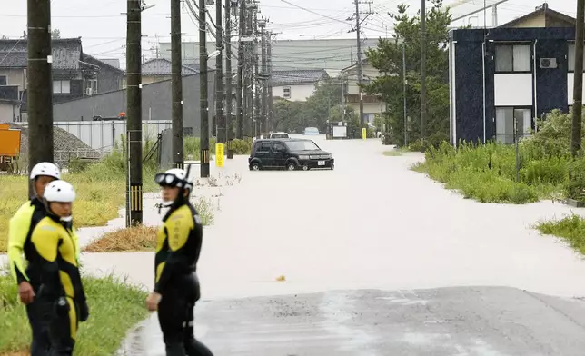 周四（2026年8月27日），日本石川縣羽咋市，一輛汽車被遺留在因暴雨而水浸的街道上。(美聯社圖片/Yusuke Ogata/共同社) AP圖片