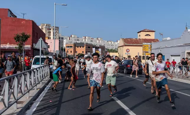 移民從摩洛哥越境進入西班牙飛地休達後，逃避西班牙警員追捕。攝於2026年7月31日周五。(美聯社圖片/Antonio Sempere) AP圖片