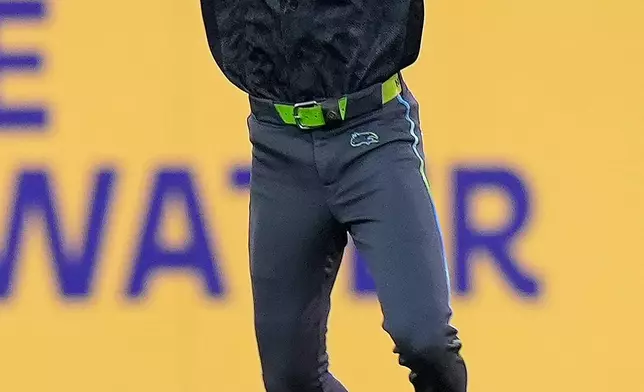 坦帕灣光芒隊左外野手錢德勒·辛普森在2026年8月29日周六於佛羅里達州聖彼得堡舉行的一場棒球比賽中，球隊擊敗聖地牙哥教士隊後慶祝。(美聯社圖片/克里斯·奧米拉) AP圖片