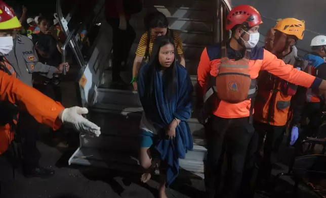 2026年8月3日周一，渡輪火警生還者抵達印度尼西亞東爪哇省泗水丹絨佩拉港。(美聯社圖片/Trisnadi) AP圖片