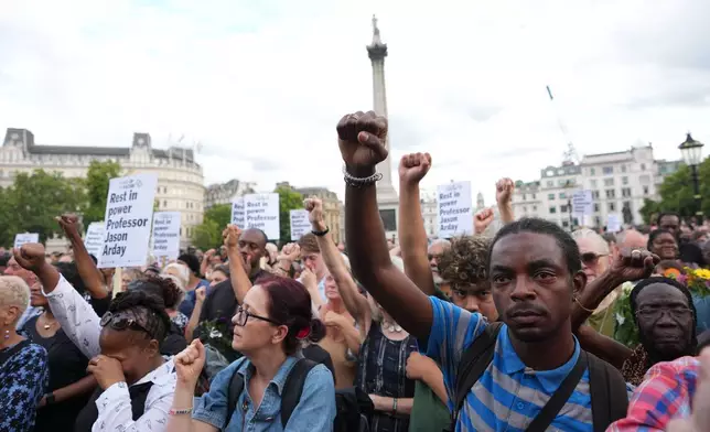 2026年8月17日周一，倫敦特拉法加廣場，人們出席「反對種族主義」（Stand Up to Racism）組織為紀念已故劍橋大學教授傑森阿爾代舉行的守夜活動。（美聯社圖片/Kirsty Wigglesworth） AP圖片
