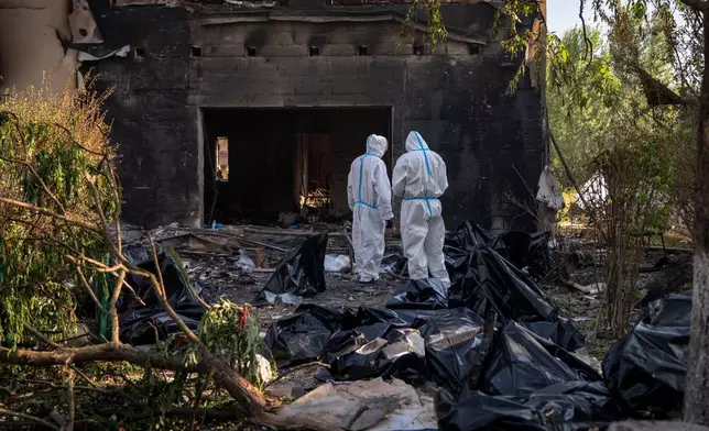 救援人員檢查在俄羅斯空襲後嚴重受損的安老院內，遇難平民的遺體。事發於烏克蘭基輔地區米拉村，周六，2026年8月29日。(美聯社圖片/Dan Bashakov) AP圖片