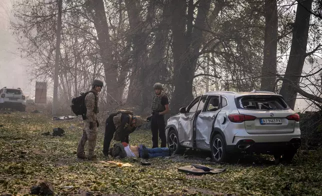 俄羅斯襲擊一個倉庫並引發爆炸後，警員檢查一名司機的遺體。事發於烏克蘭基輔地區米拉村，周六，2026年8月29日。(美聯社圖片/Dan Bashakov) AP圖片