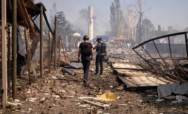 俄羅斯襲擊一個倉庫並引發爆炸後，警員視察現場。事發於烏克蘭基輔地區米拉村，周六，2026年8月29日。(美聯社圖片/Dan Bashakov) AP圖片