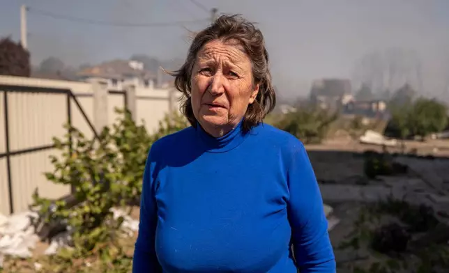 當地居民Valentyna Lozanova講述俄羅斯襲擊一個倉庫並引發爆炸後的事件。事發於烏克蘭基輔地區米拉村，周六，2026年8月29日。(美聯社圖片/Dan Bashakov) AP圖片