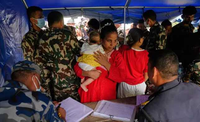 尼泊爾努瓦科特區，一名婦女及其子女從被山洪圍困的地區獲救後，周六（2026年8月29日）正在登記。(美聯社圖片/Dar Yasin) AP圖片