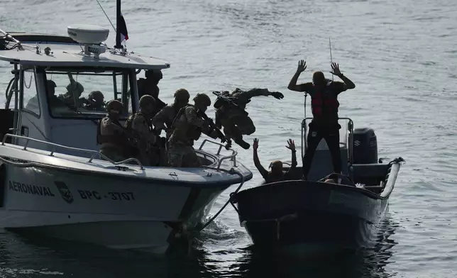 軍事人員在巴拿馬城參與一場由美國贊助的多國軍事演習，訓練登船。攝於2026年8月13日周四。(美聯社圖片/Matias Delacroix) AP圖片