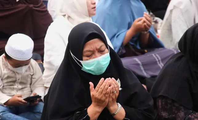 2026年8月25日周二，一名女子在印度尼西亞南蘇門答臘巨港，為蘇門答臘及加里曼丹島多個地區泥炭地山火後求雨祈禱。(美聯社圖片/Muhammad Fajri) AP圖片