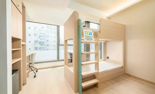 香港都會大學 MU88 學生宿舍房間內部設計，設有雙層床及書桌空間。圖片由香港都會大學提供