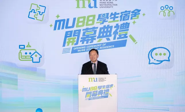 都大校董會主席黃天祥在學生宿舍開幕典禮上致辭。圖片由香港都會大學提供