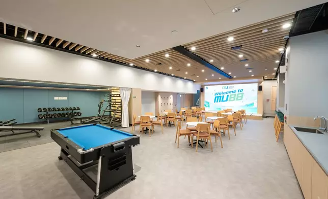 宿舍內寬敞的學生共享空間，設有桌球枱及休息區。圖片由香港都會大學提供