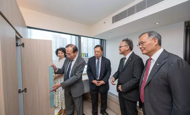 主禮嘉賓參觀宿舍房間設施並與大學管理層交流 。圖片由香港都會大學提供