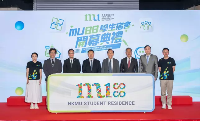 嘉賓們在 MU88 學生宿舍開幕典禮合影留念。圖片由香港都會大學提供
