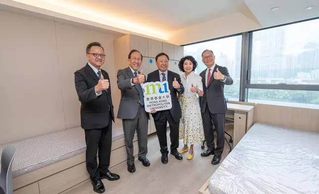 主禮嘉賓於宿舍房間內合影，展示優質的住宿環境。圖片由香港都會大學提供