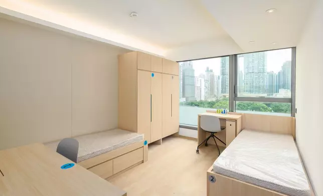 MU88 學生宿舍雙人房實景，環境明亮且設施齊備。圖片由香港都會大學提供