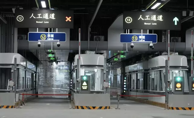 新皇崗口岸車輛通關通道。巴士的報記者攝
