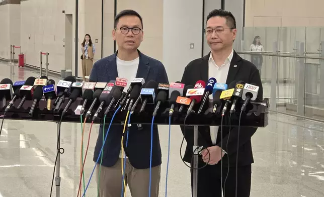 立法會議員陳恒鑌在口岸現場接受媒體訪問談交通配套。巴士的報記者攝