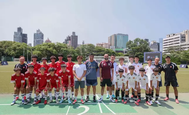 全體嘉賓與拔萃男書院足球隊於活動圓滿結束後大合照