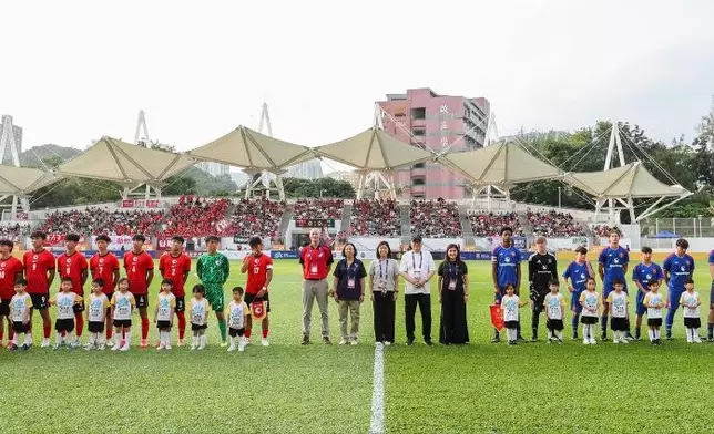 中國香港U16及曼聯U16球員與嘉賓在開賽前合照。