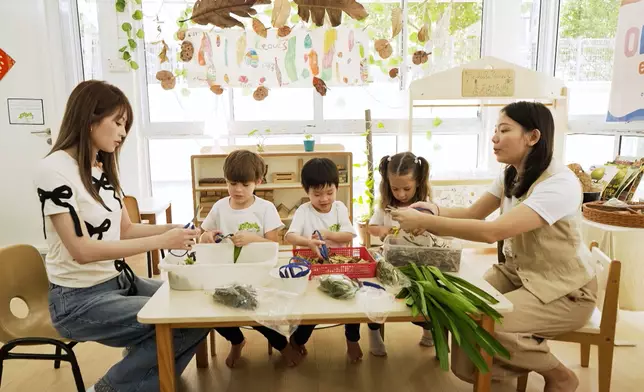 Shiga在新加坡亦有機會參與幼稚園學整肥料的過程。