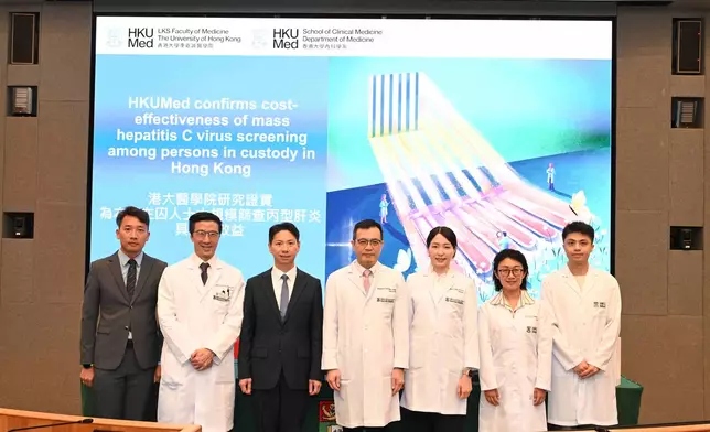 港大醫學院與懲教署研究團隊成員合照，背景投影片顯示丙型肝炎大規模篩查具成本效益的研究標題