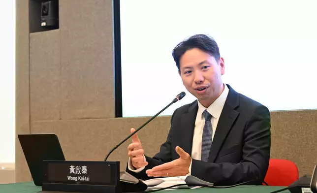 懲教署高級監督（健康護理）黃啟泰於記者會上發言，介紹與港大醫學院合作的篩查計劃