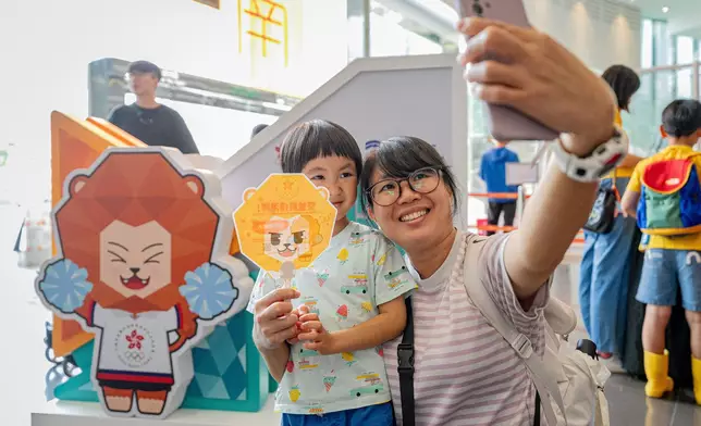 市民與小朋友在活動現場的主題打卡位合照