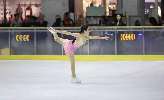 香港隊女子選手在比賽中優雅起舞